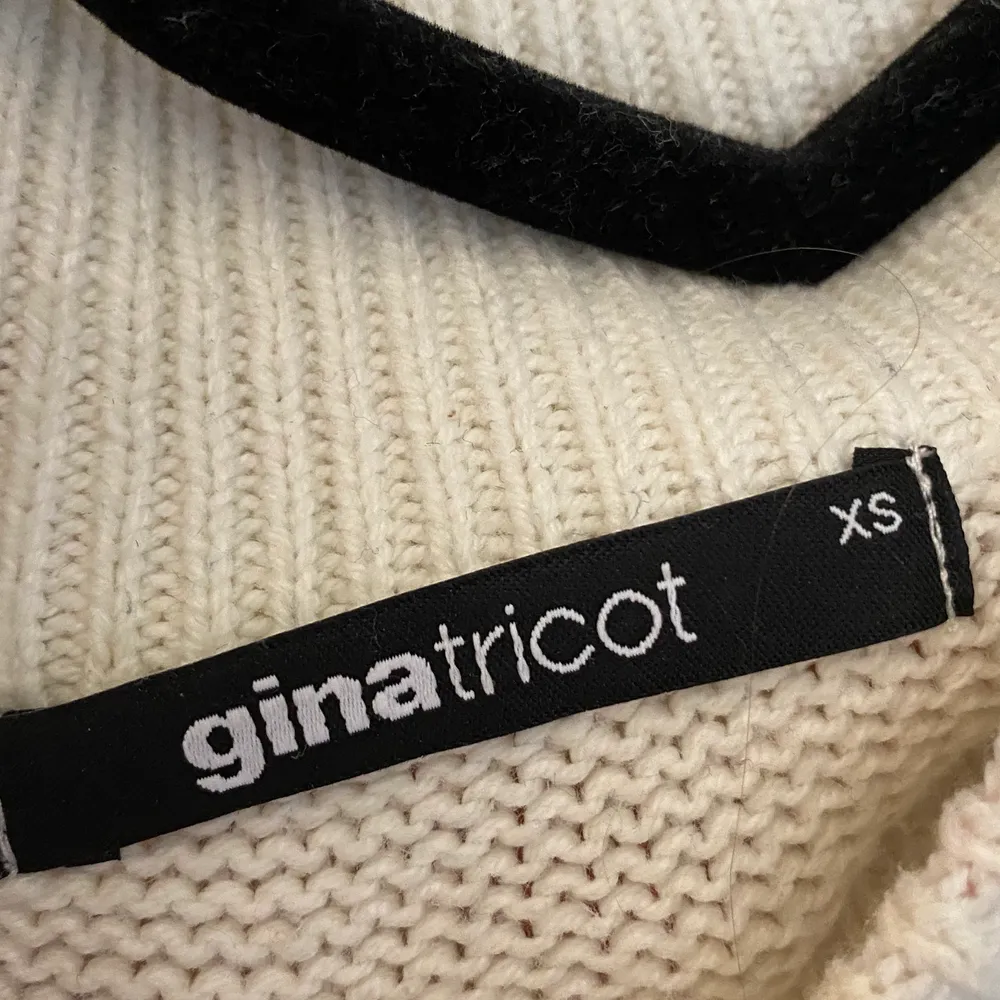 En ett år gammal tröja från Gina. Säljer pga för liten. Supermysig skidtröja:). Stickat.