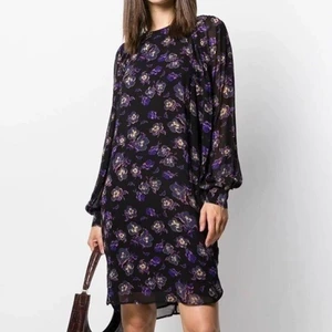 Ganni klänning - Jättefin klänning från Ganni med lila blommor. Använd endast 2 gånger.