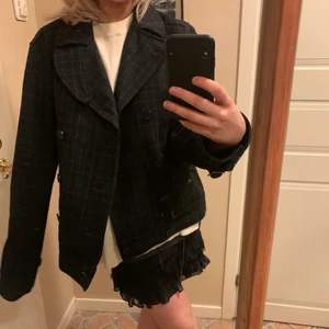 Kappa från emilio strl m - Säljer min älskade jacka/kappa från emilio i strl m! Sååå sjukt snygg och trendig!