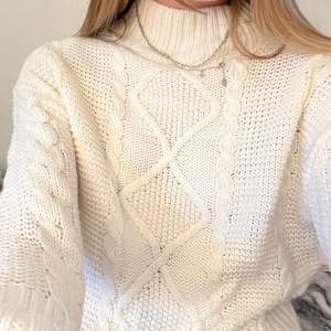 Säljer denna superfina vita stickade tröjan i storlek S. Tröjan är lite kortare i modellen och har därmed valt att vika upp de. Väldigt fint skick! 🥰
