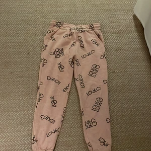 Love byxor storlek 140 - Jag säljer dessa love byxor så dom inte passar mig men var mina favorit byxor. Dom är i från Zara och är ifrån 2019. 
