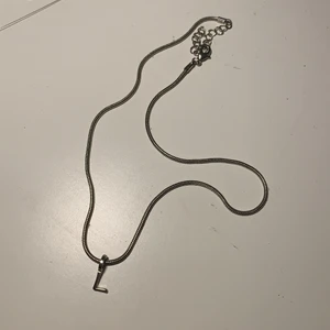 Halsband - Silvrigt halsband med ett L på :)