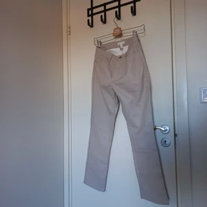 Byxor i läderimitation ljusbeige - Beige byxor i läderimitation knappt använda för jag tycker längden passar inte mig (de är ankellånga). I perfekt skick