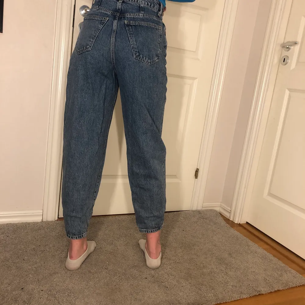 Ett par jeans med skön midja som sedan blir väldigt luftiga. Jag skulle säga att dem skulle passa en mindre typ ( jag är 170 ).. Jeans & Byxor.