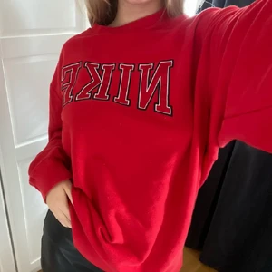 nike vintage sweatshirt  - INTRESSEKOLL!! Hej! vill köra en intressekoll på min fina röda nike vintage tröja som jag har köpt här på plick men kommer tyvärr inte riktigt till användning längre! Den är så fin som ny och kanske säljer vid bra bud!❤️ Bara att skriva vid funderingar och frågor🥰
