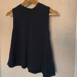 Mörkgrönt linne  - Linne från Weekday. Storlek S. Mörkgrönt, svårt att visa färgen exakt vid foton.  Köparen står för frakt 