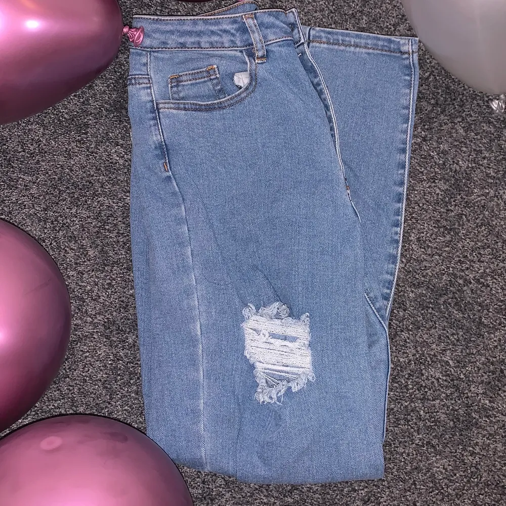 Säljer dessa snygga jeans från missguided i storlek 32 ifrån deras petite collection, skulle dock säga att dem är mer som 34 i storlek. Tror ej dom säljs längre! Använda ett fåtal gånger men säljer på grund av att dom inte passar mig i midjan! Säljer för 180kr! Om många är intresserade startar brudgivning!💙 köparen står för frakten💙. Jeans & Byxor.