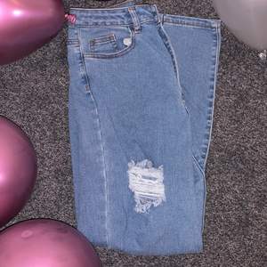 Säljer dessa snygga jeans från missguided i storlek 32 ifrån deras petite collection, skulle dock säga att dem är mer som 34 i storlek. Tror ej dom säljs längre! Använda ett fåtal gånger men säljer på grund av att dom inte passar mig i midjan! Säljer för 180kr! Om många är intresserade startar brudgivning!💙 köparen står för frakten💙