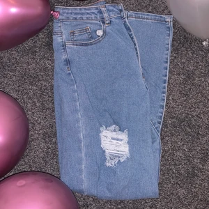 Jeans - Säljer dessa snygga jeans från missguided i storlek 32 ifrån deras petite collection, skulle dock säga att dem är mer som 34 i storlek. Tror ej dom säljs längre! Använda ett fåtal gånger men säljer på grund av att dom inte passar mig i midjan! Säljer för 180kr! Om många är intresserade startar brudgivning!💙 köparen står för frakten💙