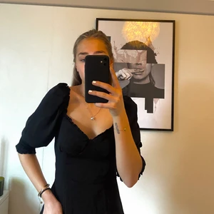 Klänning - Säljer en jättefin svart klänning med fina detaljer och modell  från H&M. Säljer på grund av att jag har en liknande.