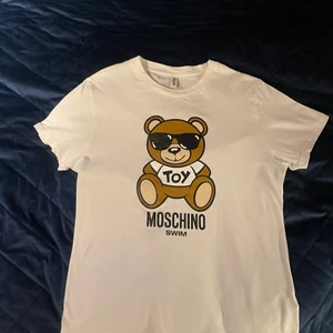 MOSCHINO t-shirt L - Bra skick Köpt av en legit kille, men har inget kvitto som visar att den är äkta. Vid en snabb och smidig affär så kan pris diskuteras. Kan skickas, postnord spårbart 