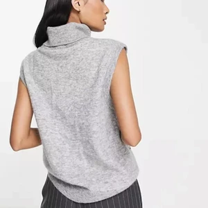 Stickad väst - Slutsåld stickad väst med turtleneck från other stories💖 I mohair och oanvänd (endast provad)💕 pris kan diskuteras