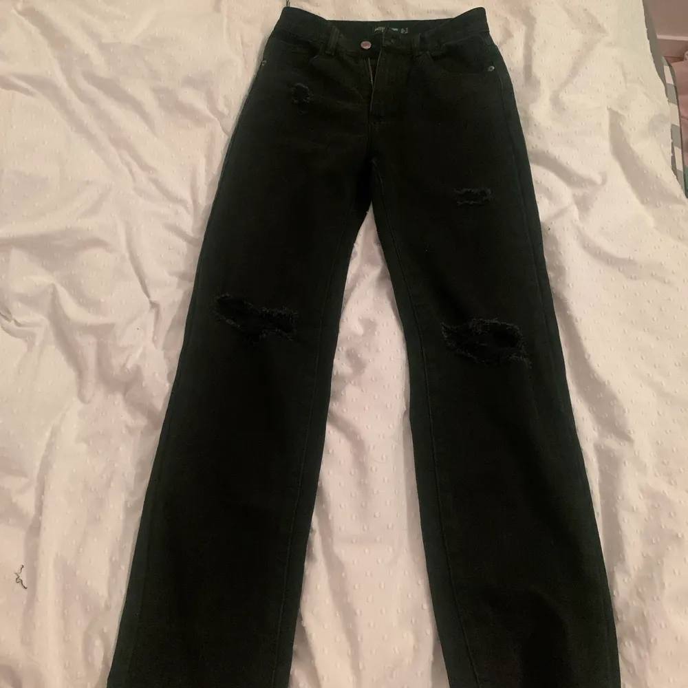 Helt nya och oanvända jeans med slitningar, tyvärr var de inte min stil, sitter annars superbra och har jättebra kvalitet, storlek 8 (S). Jeans & Byxor.
