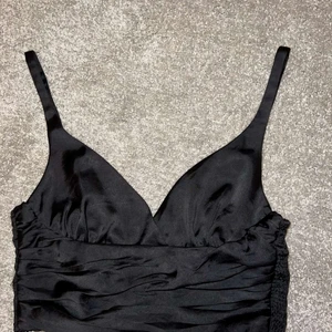 Svart linne  - Supersnyggt svart linne, endast testat men tyvärr för litet. I storlek S😇