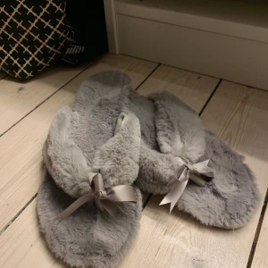 Morgon tofflor - Säljer nu mina jätte söta och mysiga morgontofflor! De är använda få gånger inomhus💕Kan mötas upp men även frakta tofflorna, köparen står för frakten💗