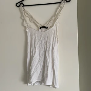 Vitt linne - Vitt linne men fina axelband från Bikbok. Står xs men den är mer som en S tycker jag🥰
