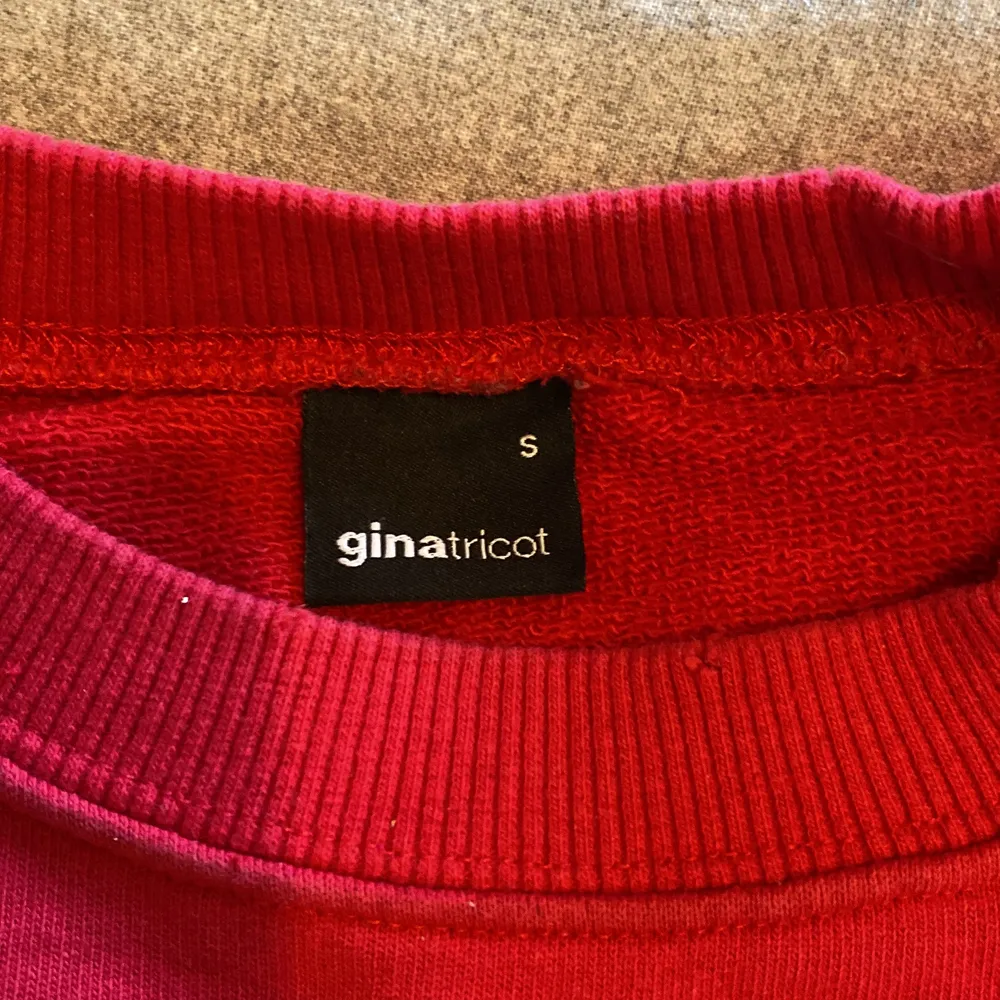 Tjock tröja från Gina tricot i storlek S . Tröjor & Koftor.