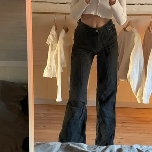 Yoko jeans monki - Superfina eftertraktade jeans från monki. Dem har hål på knäna och är i använt skick, därav priset. 50kr + frakt 💕