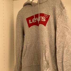 Levis Hoodie  - Jättefin Hoodie i väldigt bra skick. Storlek M 