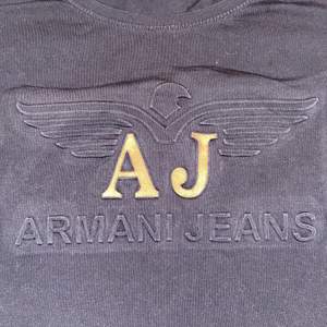 Armani T-shirt i storlek L, men skulle mer säga att den sitter som en S/M. Den är inte äkta så de kanske förklarar storleken. Den är svart och har guld detaljer. (Armani Jeans)