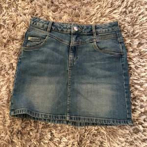  En söt jeans kjol som jag har använt en gång men den passade inte!🥰