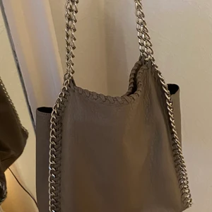 Tiamo-väska - Grå Tiamo-väska i fint skick!