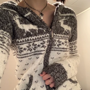 Tröja - Säljer min underbara assvarma stickade zip hoodie från fishbone :D supermysig 