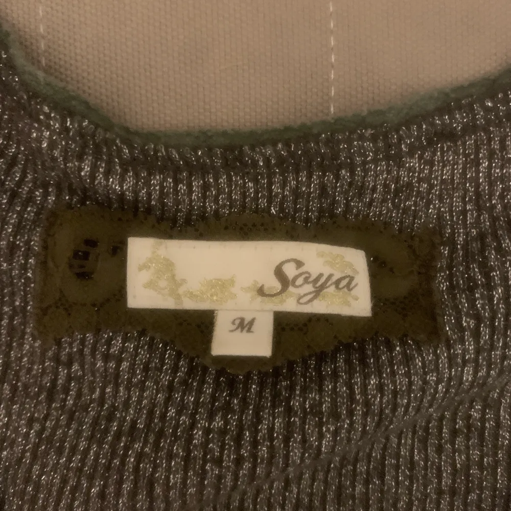 Grön tröja från märket Soya. Tycker den är fett fin men tyvärr kommer den inte till andvändning :(🍀 Skickar spårbart ;). Skjortor.