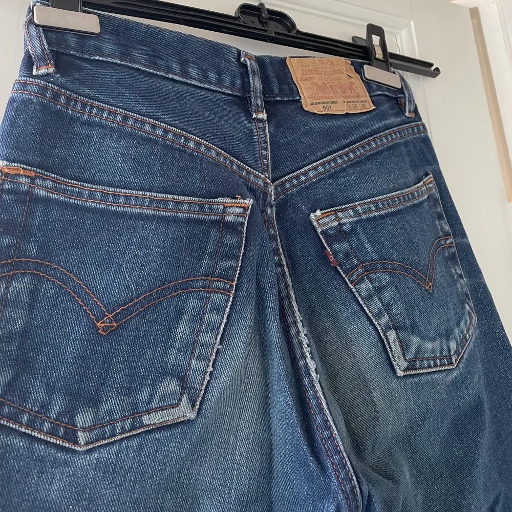 Blåa jeans från Levis i modell 501. De är knappt använda så i fint skick! Storleken är 26 i midjan och 32 i längden.. Jeans & Byxor.