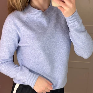 Stikat - En söt blå stickad tröja! Jätte varm och skönt matrial. Använt 4 gånger tyo då jag kände den inte passade mig helt. Skriv vid frågor eller intresse♥️