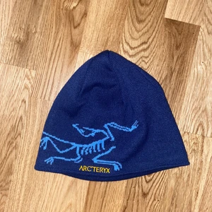 Arc’teryc mössa - Säljer min oanvända arcteryx mössa för att den inte riktigt passa min stil. 10/10 cond, as clean mössa. Frakt 45kr, inga returer. Skriv om ni har frågor.