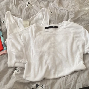 vita tröjor - Ett linne från H&M och en t-short från Lager 157. Använda 2 gånger, och ni kan betala för båda 80kr om man inte tar med frakten. 1 tröja kostar 35 och den är lite genomskinlig om man har något svart under. 💓🙌 linnet XS och t-shirten S