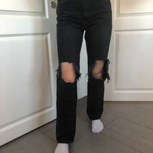 Säljer ett par jeans i storlek 36. Raka i modellen med hål på knäna. Använda några få gånger🥰