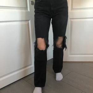 NAKD jeans - Säljer ett par jeans i storlek 36. Raka i modellen med hål på knäna. Använda några få gånger🥰