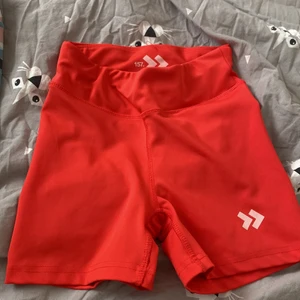  tränings shorts - Dom är rosa men ljuset gör dom till röda/ sitter lite tajt i midjan och jag använder nästan aldrig dom 💓. Säljer för 80 men köpta för 100 frakten betalar ni tillsammans med byxorna.