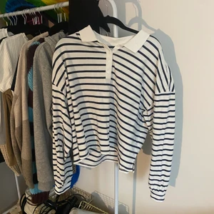 Fin tröja ifrån Bikbok, storlek XL - Säljer en jättesöt tröja ifrån bikbok då den aldrig kommit till användning! 🌸 Den är i Storlek XL men sitter fint till både mindre och större storlekar! 🥰 jag köpte den för 299kr och säljer för 100kr💞 Den har aldrig blivit använd förutom när jag har provat den & köpte den i höstas. Jag kan skicka måtten ifall det skulle viljas, bilder på fås vid intresse❣️ postar för 66kr ( spårbart ) och kan mötas upp i karlskrona samt arvika på vissa lov❣️