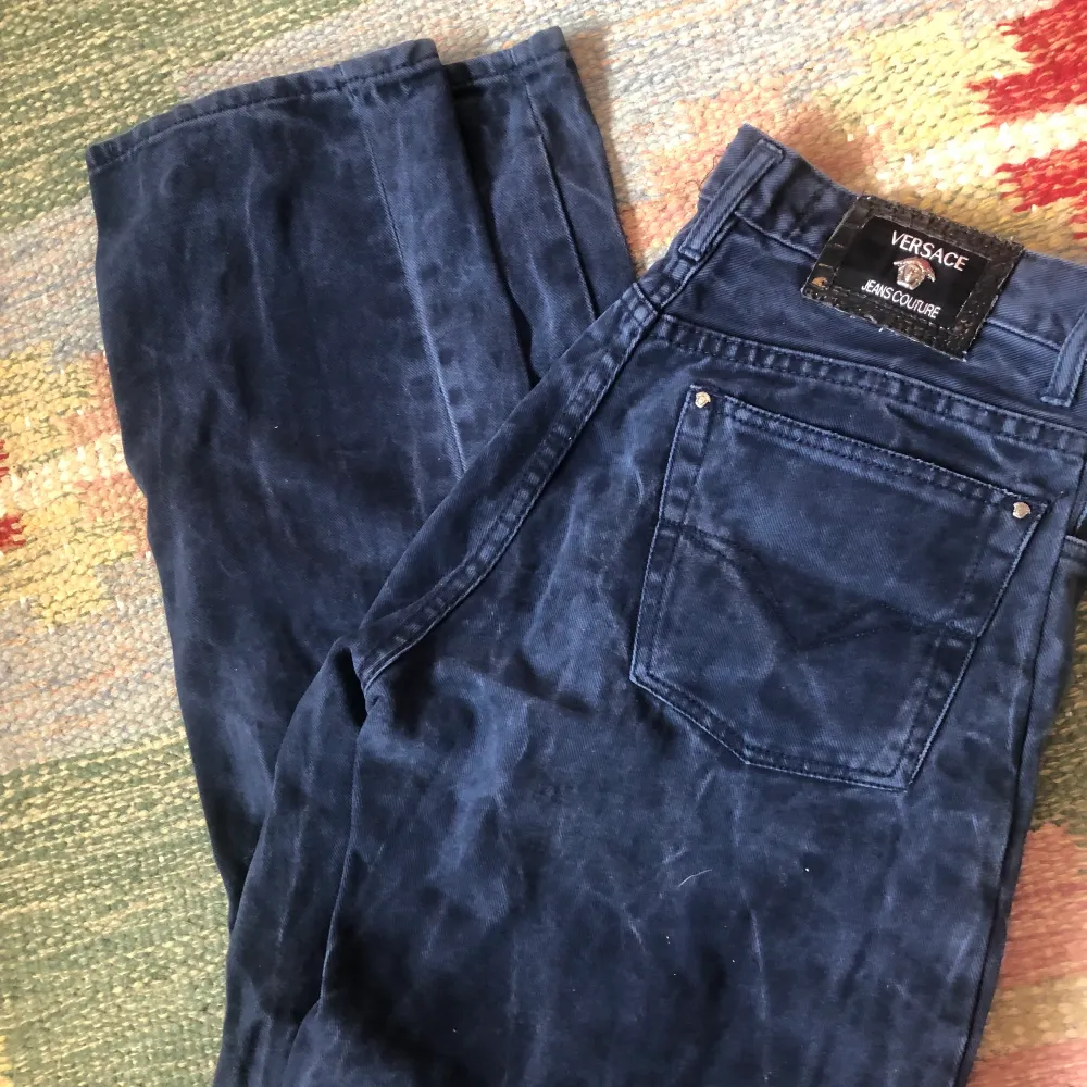 Äkta Versace jeans, stentvättade effekt på marinblåa jeans. Superskönt i materialet och slipper perfekt midwaist med vida ben. Insydda i midjan, så sitter bra på mig som har 36/38. . Jeans & Byxor.