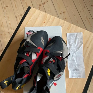 Tenaya klätterskor stl 38 EU - Nypris: strax under 1700kr.  Klätterskor i nyskick, provklättrat i dessa vid 2 tillfällen. Fria från lukt & slitage. Ansvarar inte för postens slarv. Skorna finns kvar så länge annons finns kvar. Tar inte emot några returer. Du står för frakten!