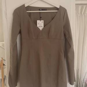 Klänning - Superfin klänning från zara som är slutsåld. Den är helt oanvänd då den är lite för stor för mig💕