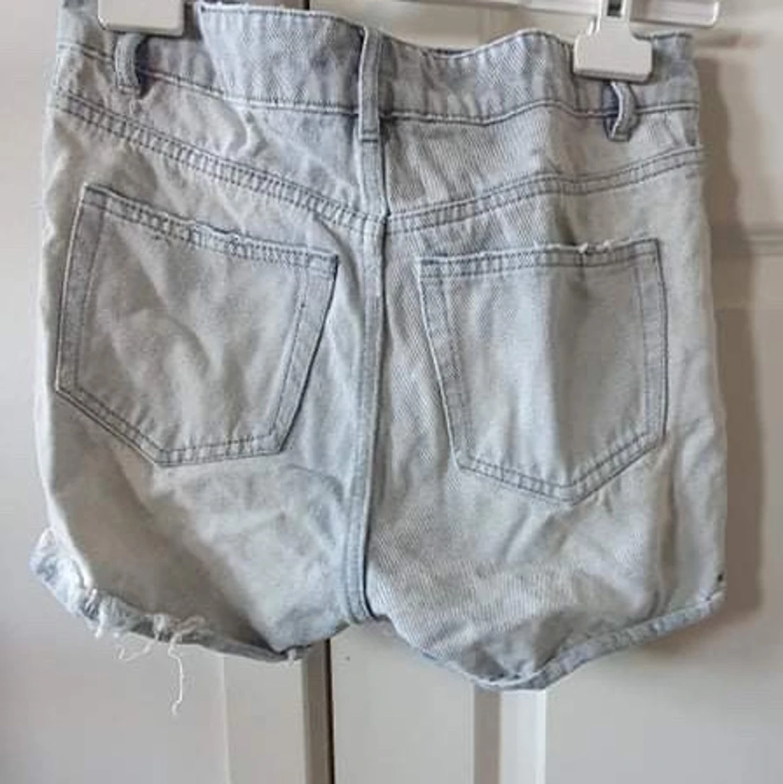 Ljusa håliga jeans shorts  - 90