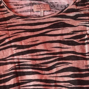 Tshirt  - T shirt med zebra mönster, köpt på sellpy för ett tag sen men aldrig använd av mig. I mycket bra skick!💕