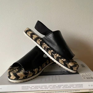 Sandaler från monki - Dags för dessa superfina sandalerna från monki att hitta sin nya ägare, perfekta för sommaren! Använda två gånger av mig, så de är i fint skick. Om priset är för högt får du självklart försöka pruta!