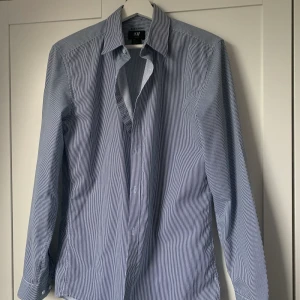 Skjorta från HM  - Randig skjorta från HM storlek S