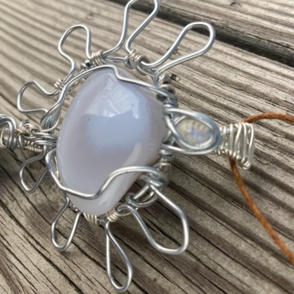 Halsband med blå band agat, angelit och regnbågsmånsten, i form av en blomma🌸. Handgjord av metalltråd . Accessoarer.