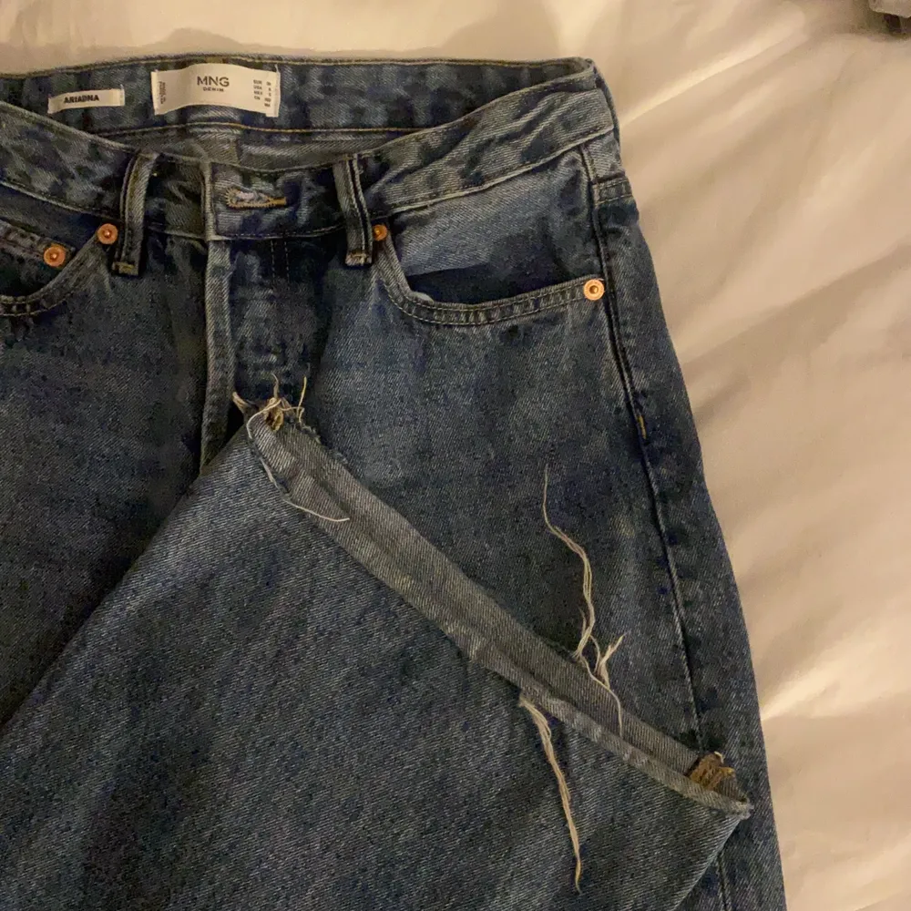 Super fina byxor som tyvärr blivit lite små . Jeans & Byxor.