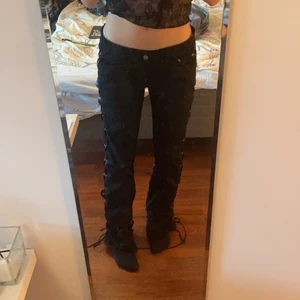 Coola jeans - Säljer nu mina skitcoola jeans med snörning vid sidan och detaljer vid vaderna i bak💓💓 Byxorna är i jättefint skick då de inte använts mycket alls😊märket heter black premium by EMP! Skicka privat för fler bilder!!<3 Jag är 166 cm och de är lite långa för mig