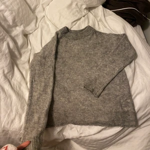 Jättefin grå tröja från hm - Tveka inte vid frågor💓💓💓vid smidigt köp kan jag sälja för 199