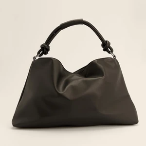 NAKD väska (slouchy strap knot) - Superfin väska från Nakd, säljer då jag har en till liknande💕 Använd endast en gång, nypris 400kr💜 Köparen står för frakten!