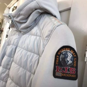 Parajumpers jacka - Storlek xs. Använd enstaka gång så nyskick. Ny pris 4099kr.