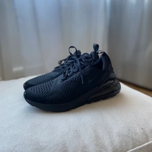 Nike Air Max 270 - Storlek 40. Unisex Endast använda 1 gång, så gott som nya.  Nypris 1700kr. Köparen står för frakten, skickas med spårbart paket. Kan även mötas upp i Göteborg 